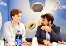 Paul Marcelis van Priva, links, in gesprek met Javier Lomas van Sigrow, rechts.